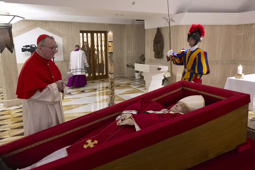 Despedida de Papa Francisco: entenda os símbolos religiosos na imagem divulgada pelo Vaticano